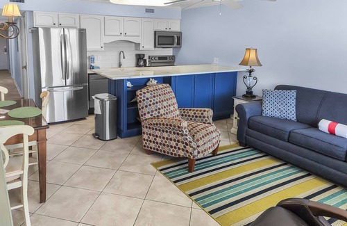 Fort Walton Beach Condo | Island Surf #7 - 2 Bd Beach front & pool side condo w/beach service!