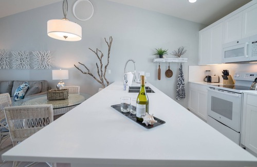 Wheeland Settlement Condo | Island Thyme 2 bdrm penthouse newly upgraded 2 king beds