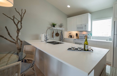Wheeland Settlement Condo | Island Thyme 2 bdrm penthouse newly upgraded 2 king beds