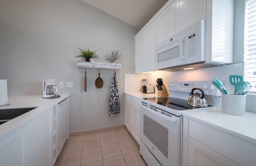 Wheeland Settlement Condo | Island Thyme 2 bdrm penthouse newly upgraded 2 king beds