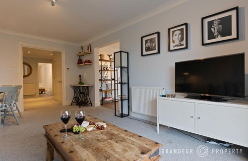 Poole Apartment | Island Views by Grandeur Property