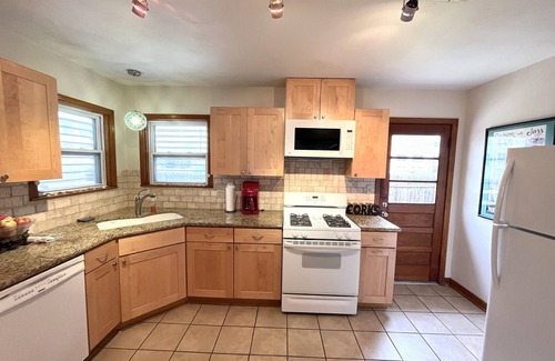 San Jacinto House | IslandSeabreeze-Steps to Beach+1 Night Stays+Great for Cruisers/Families/Couples