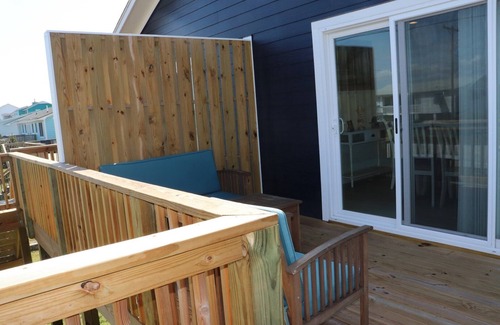 Emerald Isle Cottage | Isle N Joy 4BR, 2BA Steps from the Beach with Ocean & Sound Views
