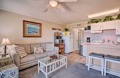Isle of Palms Condo | Isle of Palms Beachfront Condo w/Balcony & Pool!