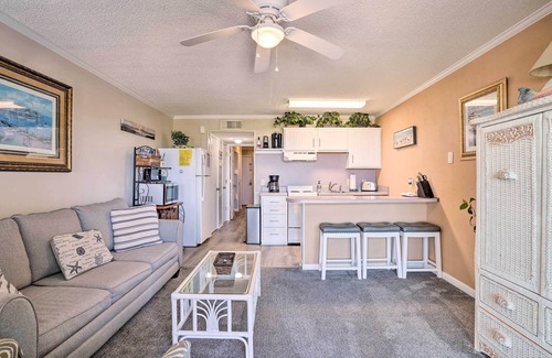 Isle of Palms Condo | Isle of Palms Beachfront Condo w/Balcony & Pool!