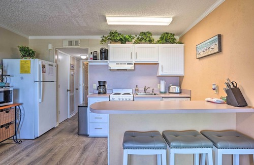Isle of Palms Condo | Isle of Palms Beachfront Condo w/Balcony & Pool!