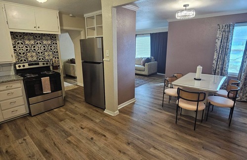 Lubbock House | Isolated King bed, 2 Queen beds - Fenced yard - 9 min to Texas Tech