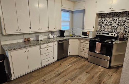 Lubbock House | Isolated King bed, 2 Queen beds - Fenced yard - 9 min to Texas Tech