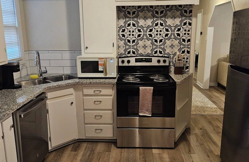 Lubbock House | Isolated King bed, 2 Queen beds - Fenced yard - 9 min to Texas Tech
