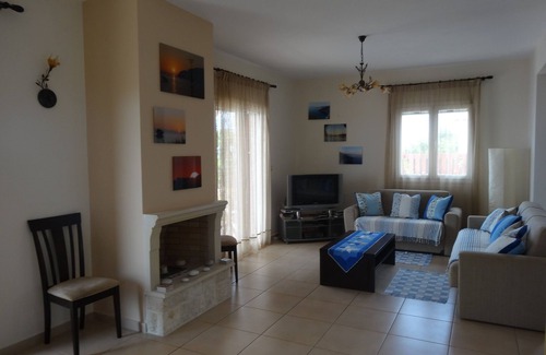 Mousata Villa | Isolation villa paradise! Sleeps 10. Stunning Infinity Pool, Breathtaking Views