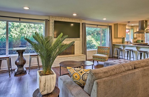 Squak Mountain House | Issaquah Home w/ Deck & Patio 16 Miles to Seattle!