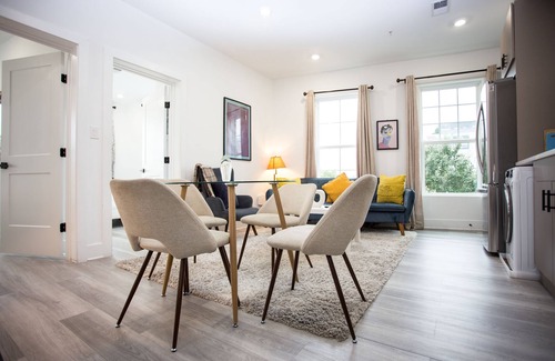 Northeast Bed & Breakfast | It's a Corner unit with cool City Skyline views!