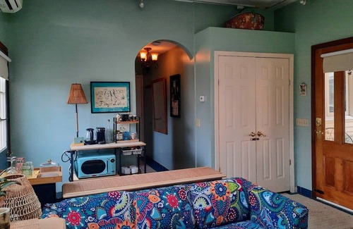 Interlaken Apartment | It's Here! A Restful Experience.FLX Wine Trails Garden Studio + Deck + BBQ