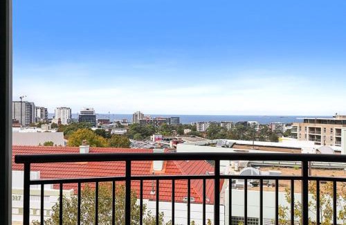 Wollongong CBD House | It's Paradise Here, Private Room with Breakfast and 2 cats