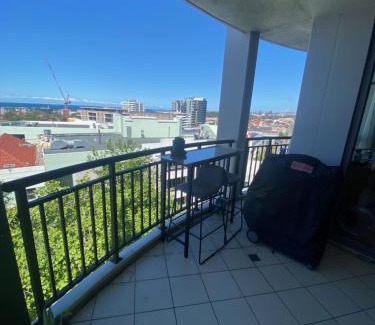 Wollongong CBD House | It's Paradise Here, Private Room with Breakfast and 2 cats
