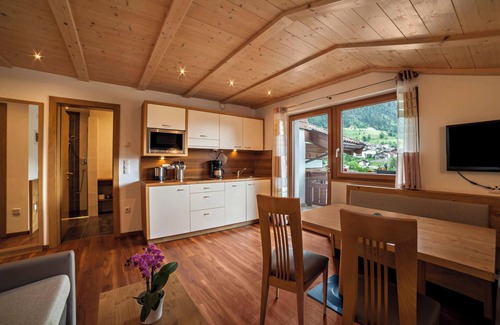 San Leonardo in Passiria Apartment | Holiday Apartment "Hahndl II" with Mountain View, Wi-Fi, Garden, Terrace and Balcony