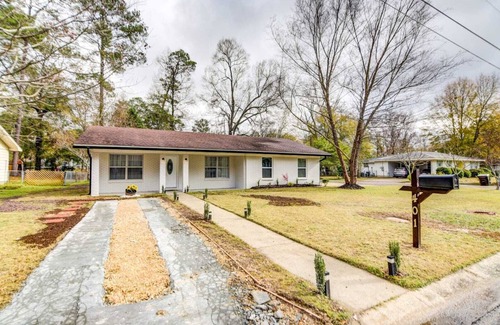 Hattiesburg House | It’s a beautiful renovated house with modern furniture and lovely decor.