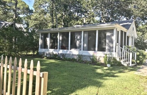 Mattituck Cottage | It’s All About the Beach ~ 3 minute walk to private sandy Bay Beach
