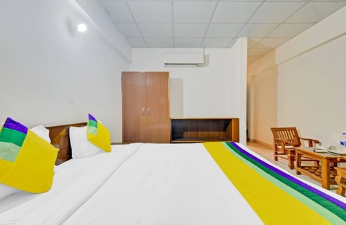 Dehradun Hotel | Itsy by Treebo - Paras Tower