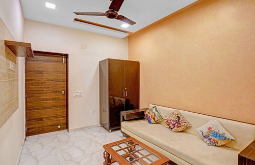 Navrangpura Hotel | Itsy Hotels Aakash,100 Mts From Sardar Patel Stadium