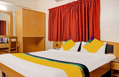 Aundh Hotel | Itsy Hotels Crown Inn