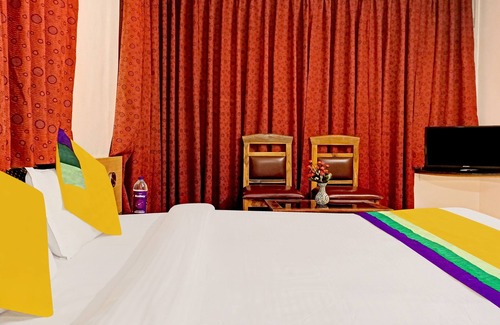 Aundh Hotel | Itsy Hotels Crown Inn