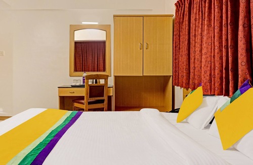 Aundh Hotel | Itsy Hotels Crown Inn