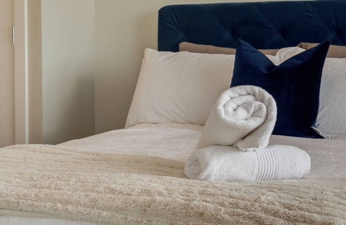 Victoria Park Apartment | "Ivory" 2 bdrm in Guardian Bldg