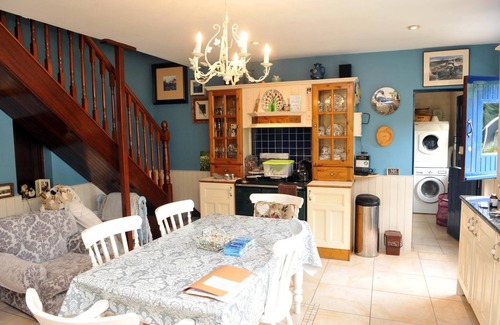 Killarney Cottage | Ivy Cottage steps from Killarney National Park & Killarney Town Centre