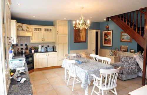 Killarney Cottage | Ivy Cottage steps from Killarney National Park & Killarney Town Centre