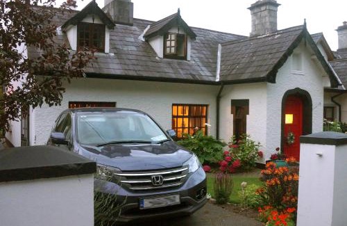 Killarney House | Ivy Cottage Steps from Killarney National Park