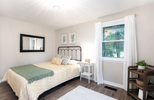South Bend House | Ivy Hill is freshly updated 1.5 miles from Notre Dame, & Downtown South Bend