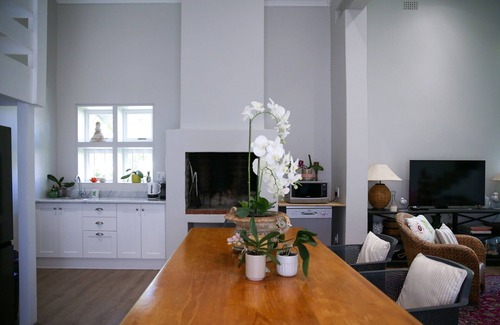 Somerset West Apartment | IVY HOUSE - Super- Spacious - Spot - Somerset West