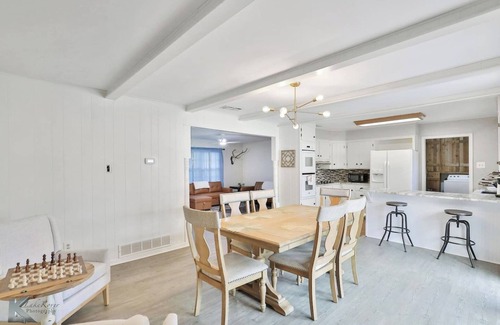 Abilene House | Ivy Lodge (Sleeps 8 | 5 Tvs)