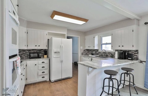 Abilene House | Ivy Lodge (Sleeps 8 | 5 Tvs)