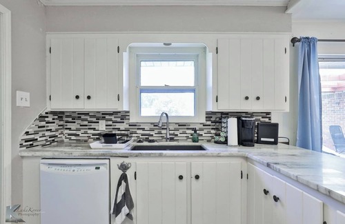 Abilene House | Ivy Lodge (Sleeps 8 | 5 Tvs)