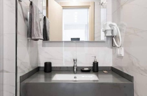Basaksehir Apartment | Ivy - Modern Cozy 1BR Apt w Private Parking & Gym