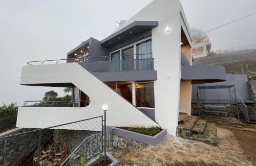 Pirmed House | Izzat Inn Pool Villa Parunthumpara