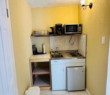 Snow Hill Apartment | Izzy Room - Ferdie's Place