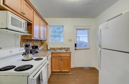 Midtown Apartment | J 88 · Private gated cottage! Walk to Overton square!