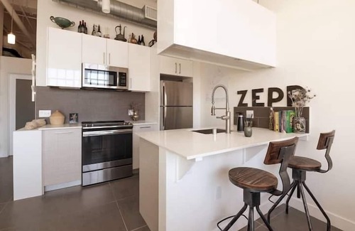 Historic Core Apartment | J-Boho Chic Condo-Free Parking-Rooftop Pool & Spa