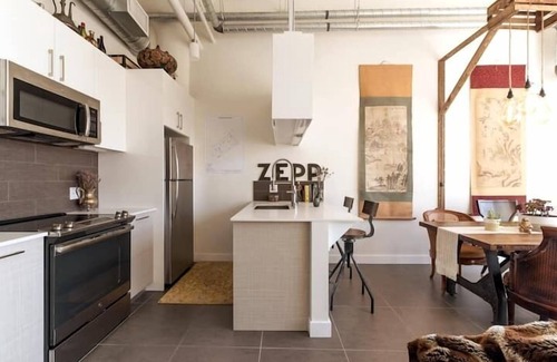 Historic Core Apartment | J-Boho Chic Condo-Free Parking-Rooftop Pool & Spa