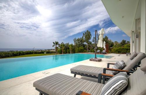 Peyia Town Bed & Breakfast | J&C Villa Resort Seacave
