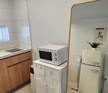 Seogyo-dong Apartment | J-STAY Hongdae, 5 minutes walk from Hongdae Entrance Station, 2-room, free luggage storage, remodeled, Art Seoul, washer & dryer
