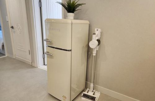 Seogyo-dong Apartment | J-STAY Hongdae, 5 minutes walk from Hongdae Entrance Station, 2-room, free luggage storage, remodeled, Art Seoul, washer & dryer