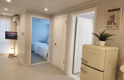 Seogyo-dong Apartment | J-STAY Hongdae, 5 minutes walk from Hongdae Entrance Station, 2-room, free luggage storage, remodeled, Art Seoul, washer & dryer