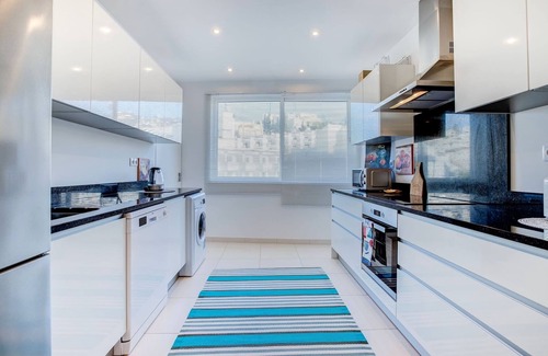 Carvoeiro Apartment | Jack's Beach House,steps from the beach,sea views!