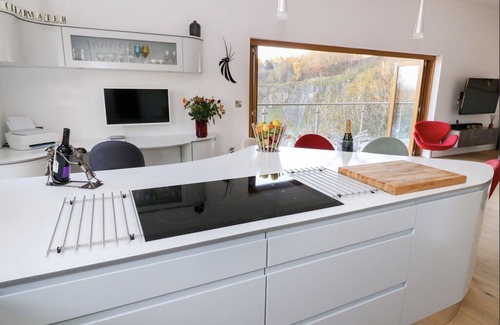 Capernwray House | Jackdaw Quarry Retreat - Hot Tub / Sauna / Dog friendly / Diving school
