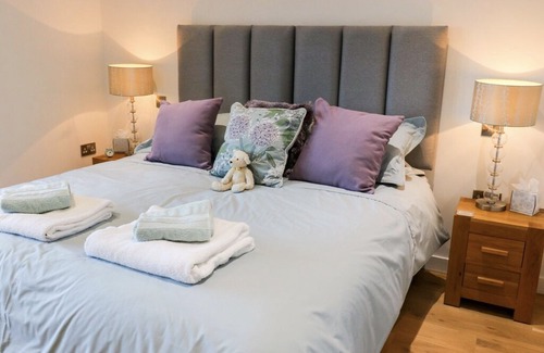 Capernwray House | Jackdaw Quarry Retreat - Hot Tub / Sauna / Dog friendly / Diving school