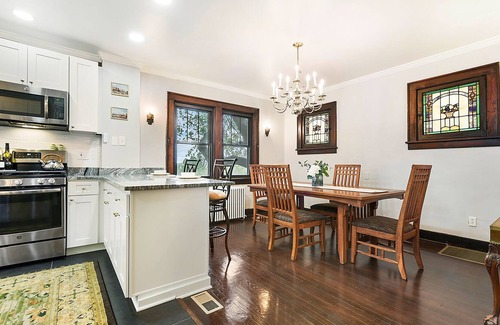 South Side Slopes House | Jackie's Hillside Charm - cozy, parking & glowing city view